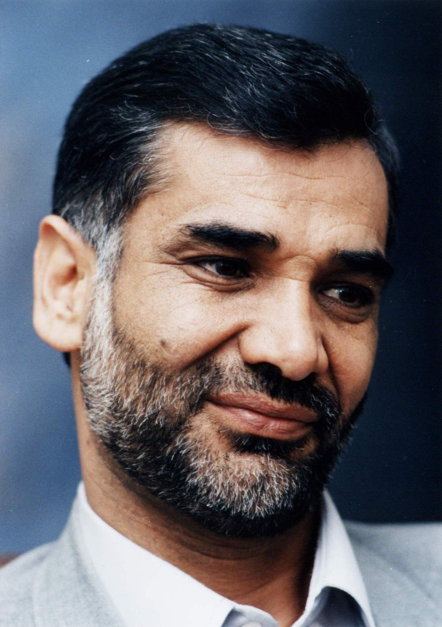 يعيش الدكتور سيد علي أكبر رزمي